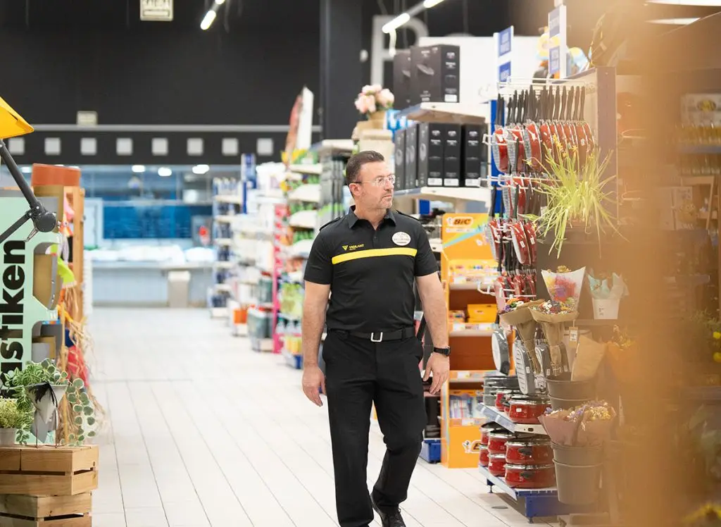 Vigilante de seguridad privada de Grupo Vigilant haciendo ronda en un hipermercado