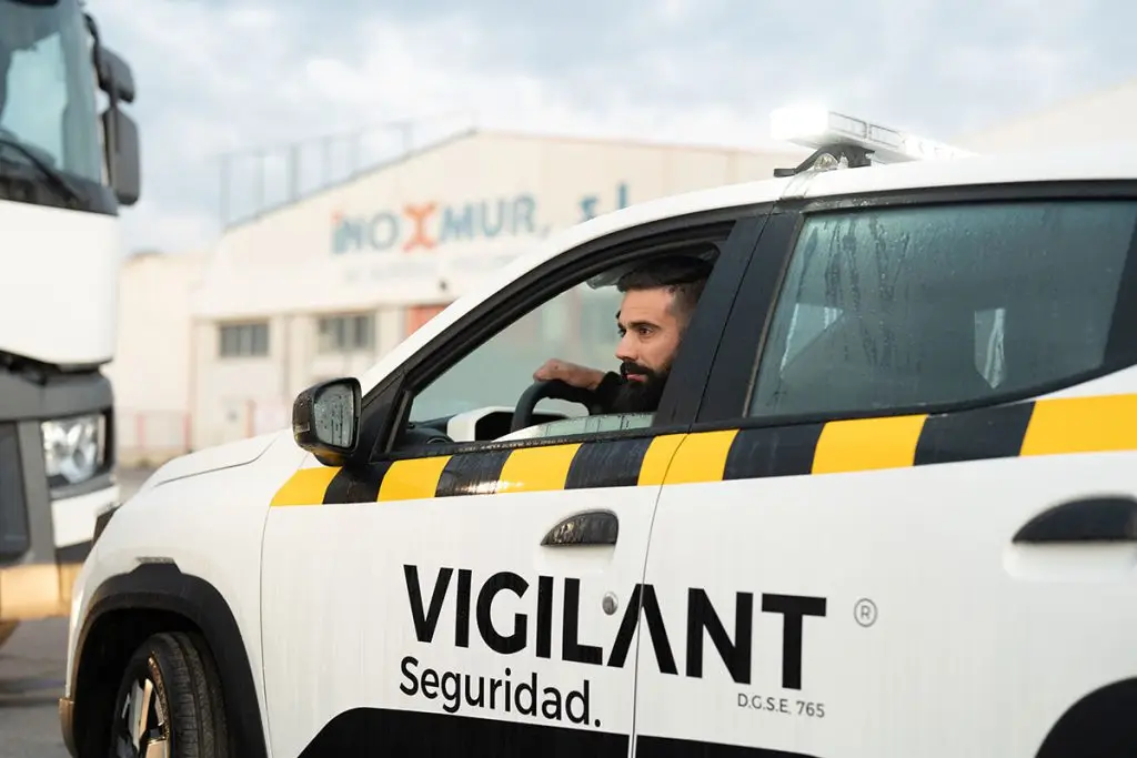 Vigilante de seguridad de Grupo Vigilant haciendo ronda por un parque empresarial