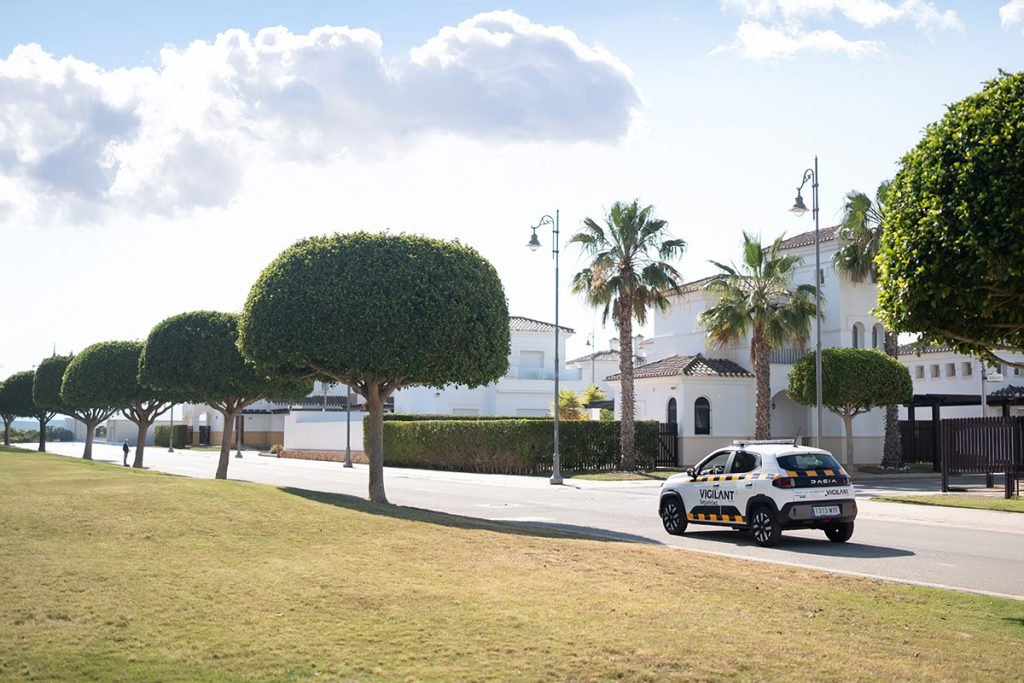 Un coche de vigilancia privada de Grupo Vigilant patrullando por un residencial.